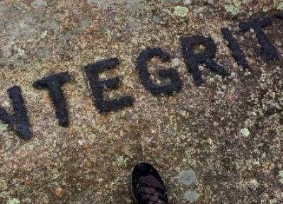 سنگ نوشته های راجر بابسون در دهکده داگ تاون، تور آمریکا