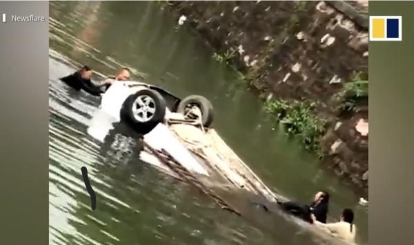 لحظه سقوط یک خودرو داخل رودخانه